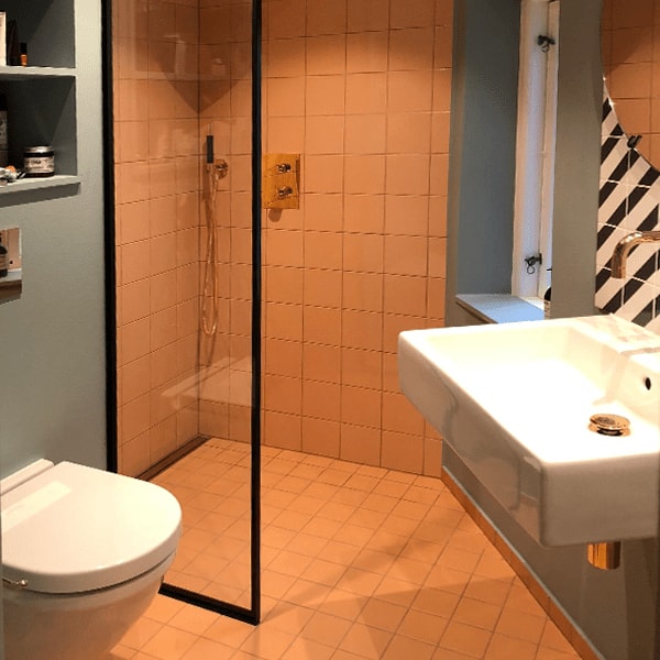 badeværelse med laksefarvede fliser